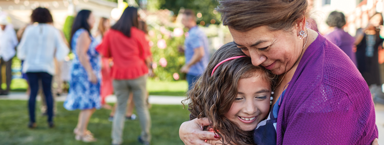 una mujer abrazando a una niña